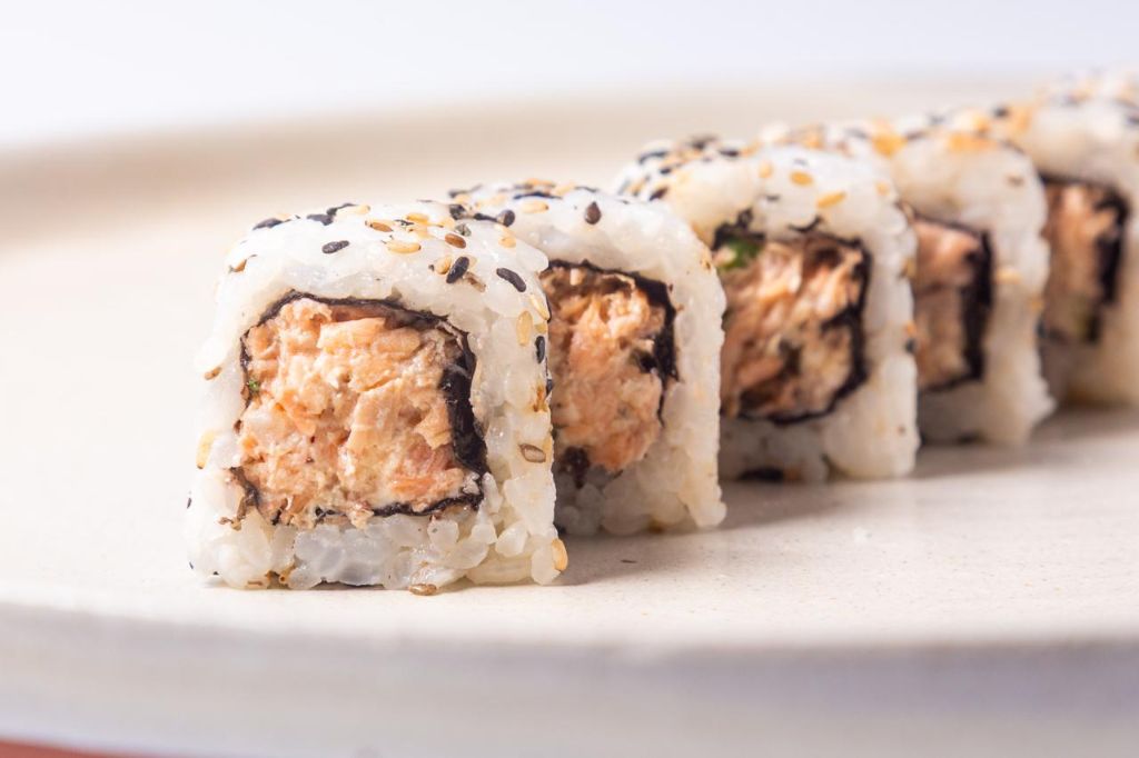 URAMAKI SALMAO GRELHADO 10 UNIDADE