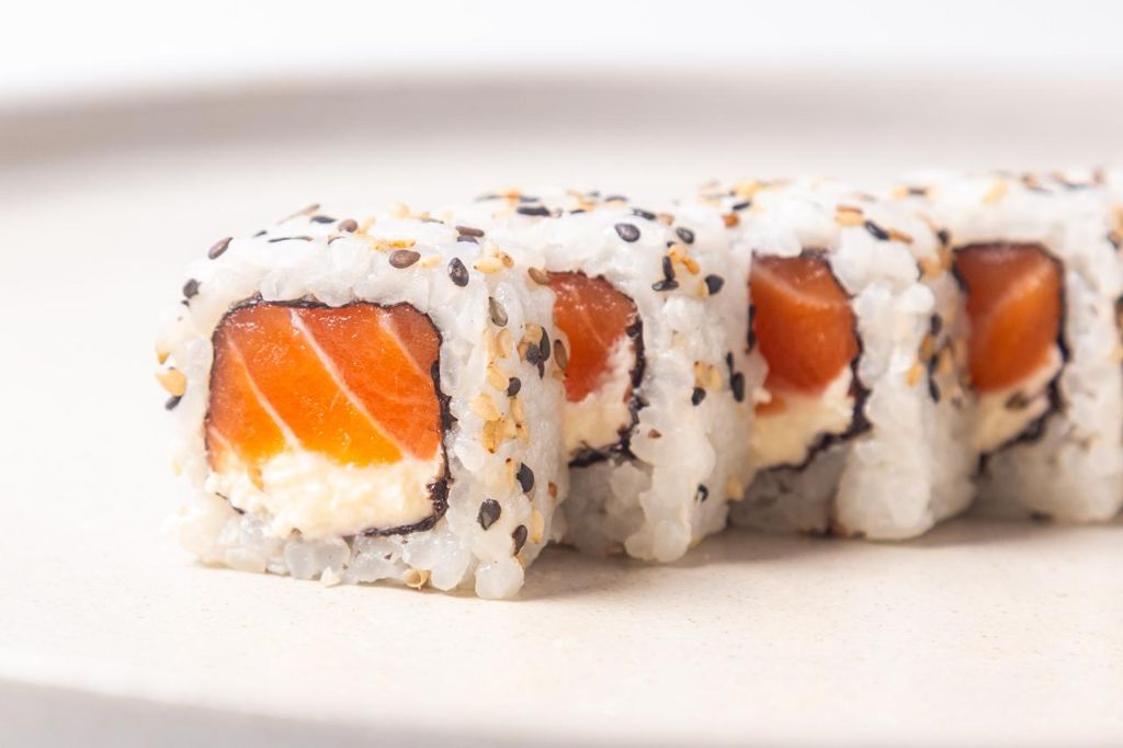 URAMAKI SALMAO CRU PHILA 10 UNIDADE